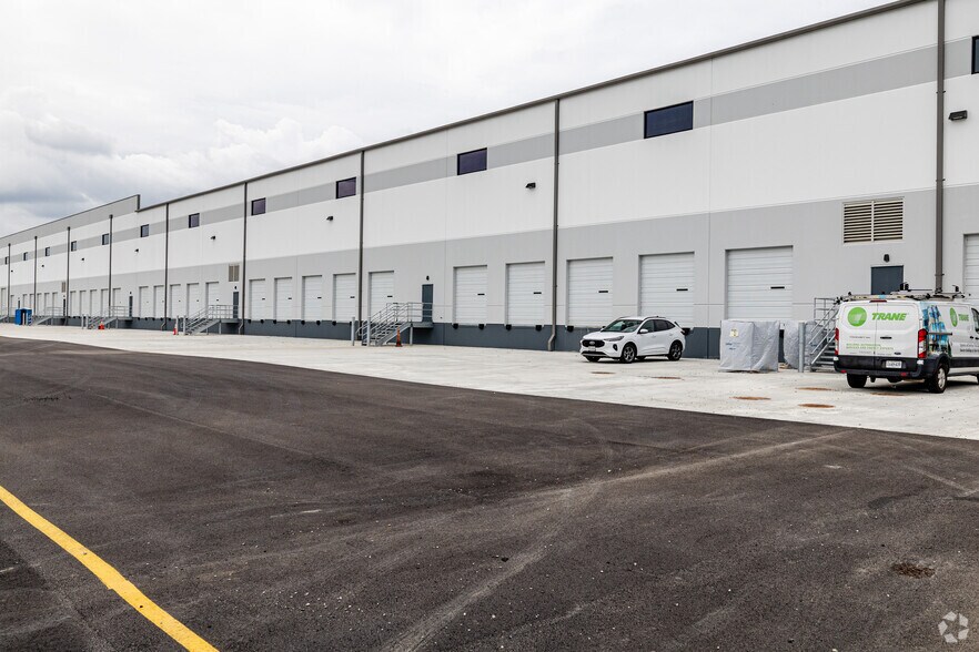 More Photos Of 10387 Lakeridge Pky, Ashland Distribution For Lease