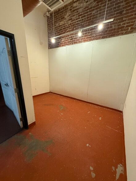 More Photos Of 5836-5838 San Pablo Ave, Emeryville Storefront Retail Residential For Lease
