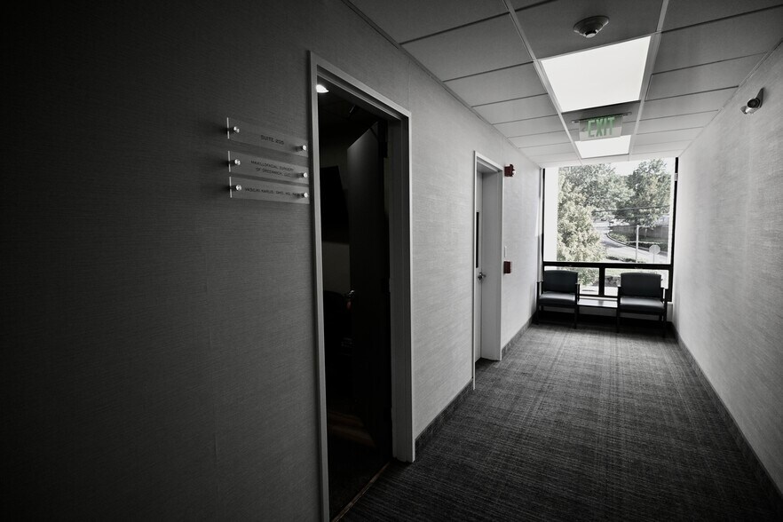 More Photos Of 4 Dearfield Dr, Greenwich Medical For Lease