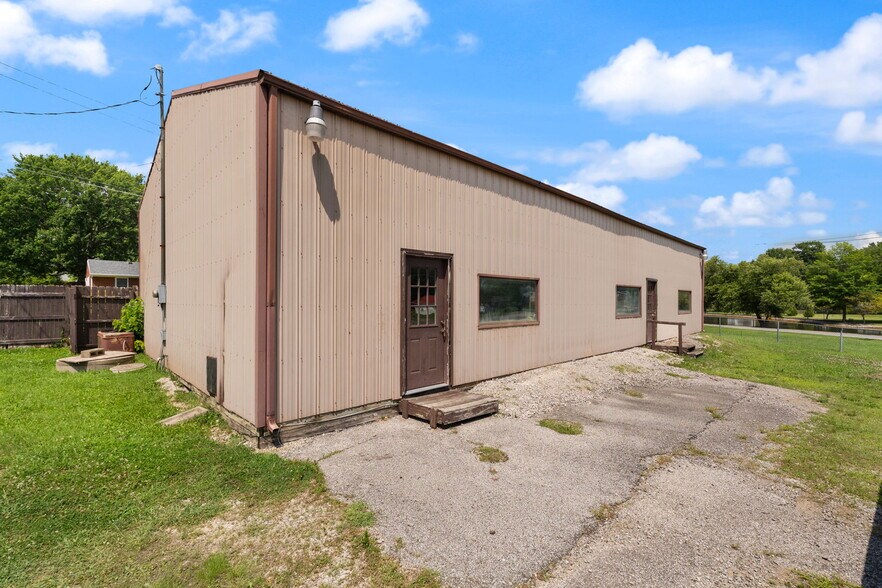 More Photos Of 756 Lakeshore Dr, Scottsburg Flex For Sale