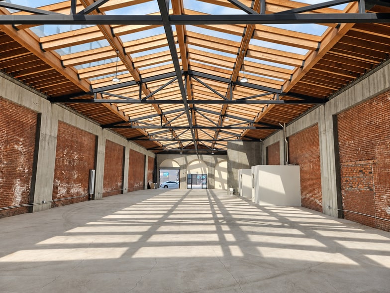 More Photos Of 1317 S Olive St, Los Angeles Showroom For Lease