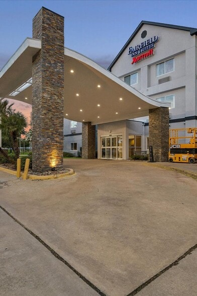 More Photos Of 2400 W Sam Houston Pky S, Houston Hotel For Sale