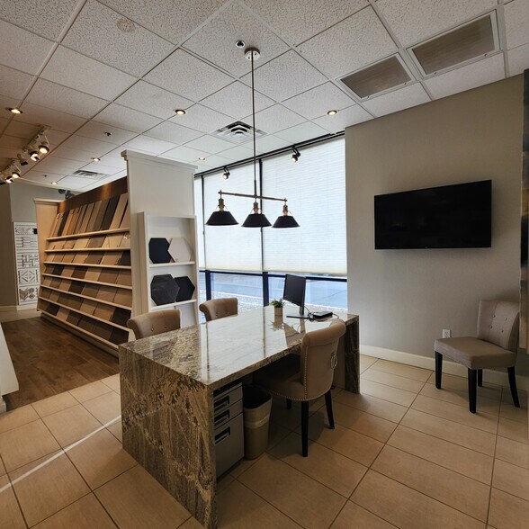 More Photos Of 15250 N Hayden Rd, Scottsdale Showroom For Sale