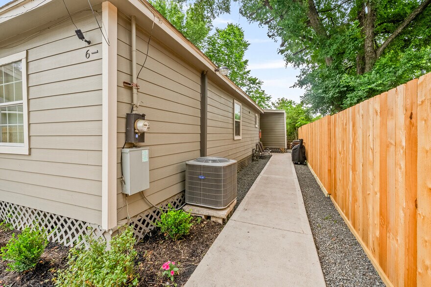 More Photos Of 7938 Kerr St, Houston Apartments For Sale