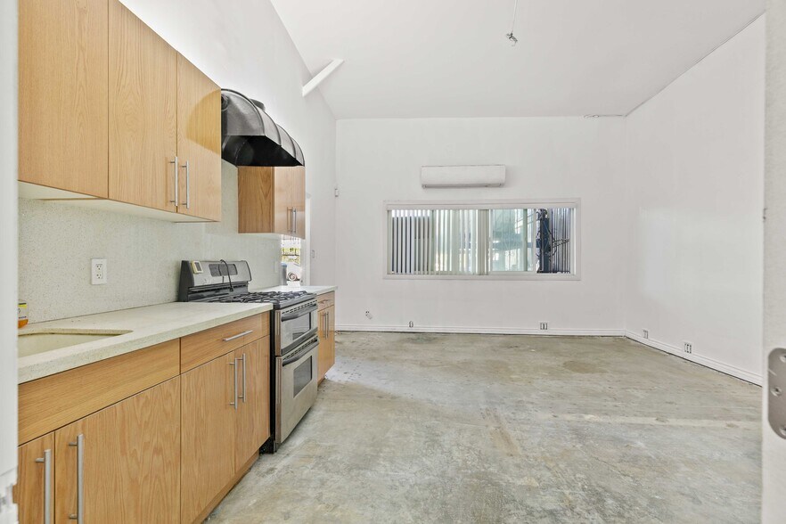 More Photos Of 11834-11836 Vose St, North Hollywood Warehouse For Lease