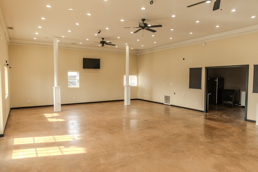 More Photos Of 1402 Bear St, Madison Specialty For Sale