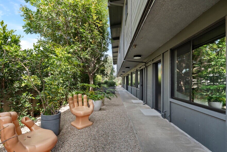 More Photos Of 29170 Heathercliff Rd, Malibu Office For Lease