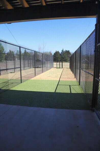 More Photos Of 2020 N Kelly Ave, Edmond Veterinarian Kennel For Sale