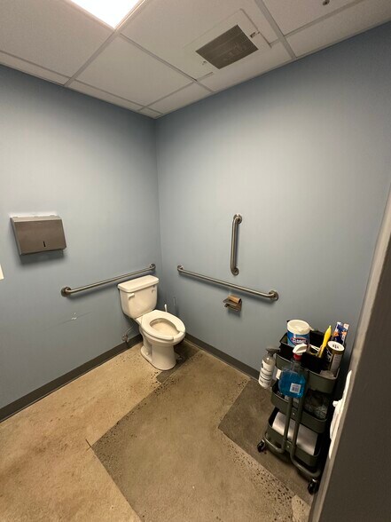 More Photos Of 287 Sunset Park Dr, Herndon Showroom For Lease