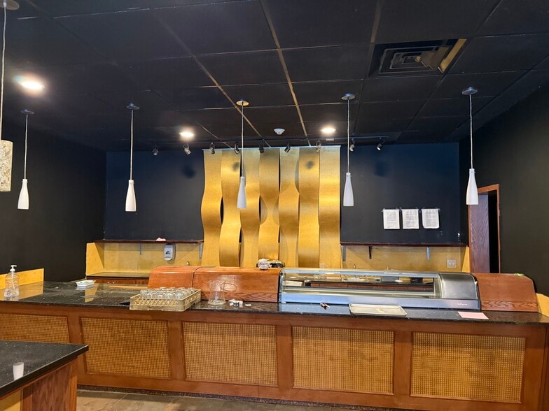 More Photos Of 4511-4517 N Oakland Ave, Shorewood Storefront For Lease