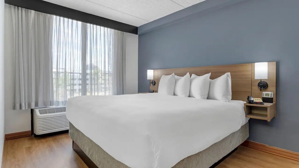 More Photos Of 300 Ronan Park Pl, Houston Hotel For Sale