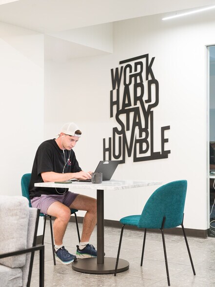 More Photos Of 211 W Wacker Dr, Chicago Office For Lease