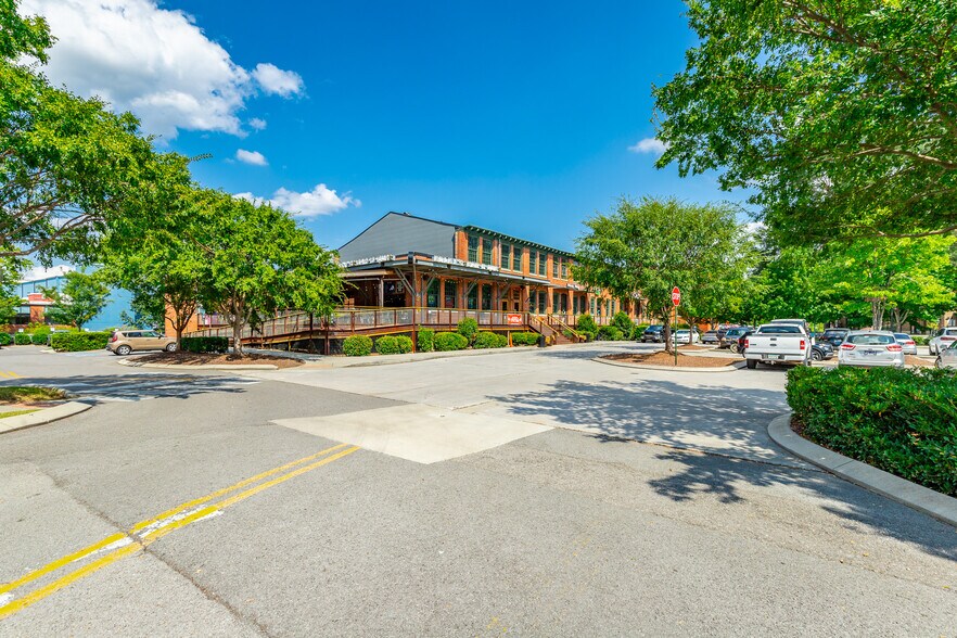 More Photos Of 205 Manufacturers Rd, Chattanooga General Retail For Lease