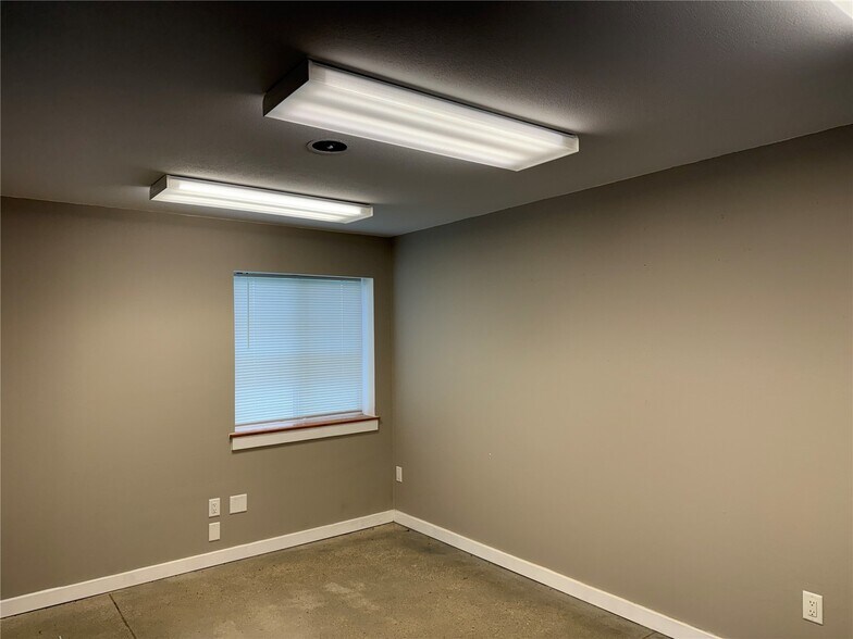 More Photos Of 4299 Lewis Access Rd, Center Point Warehouse For Lease