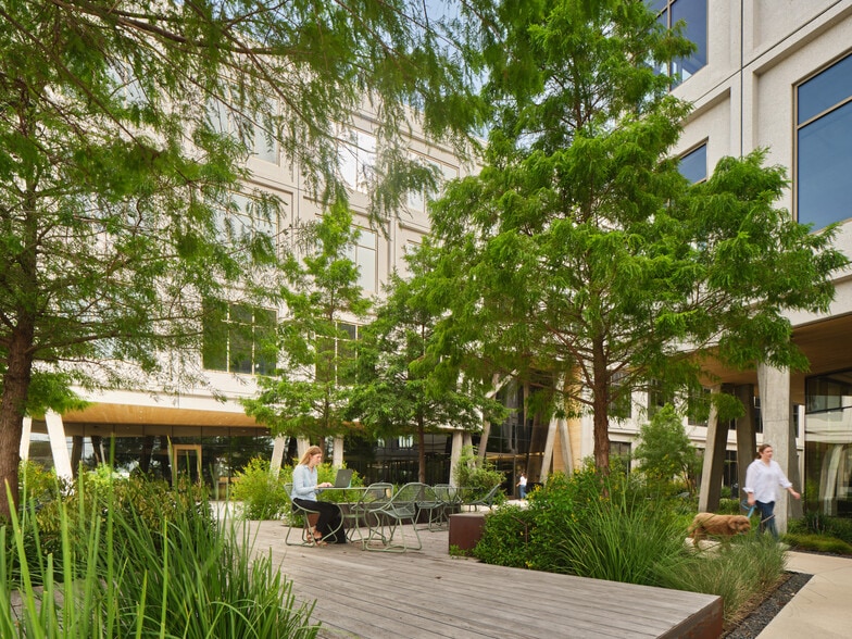 More Photos Of 3232 E Cesar Chavez St, Austin Unknown For Lease