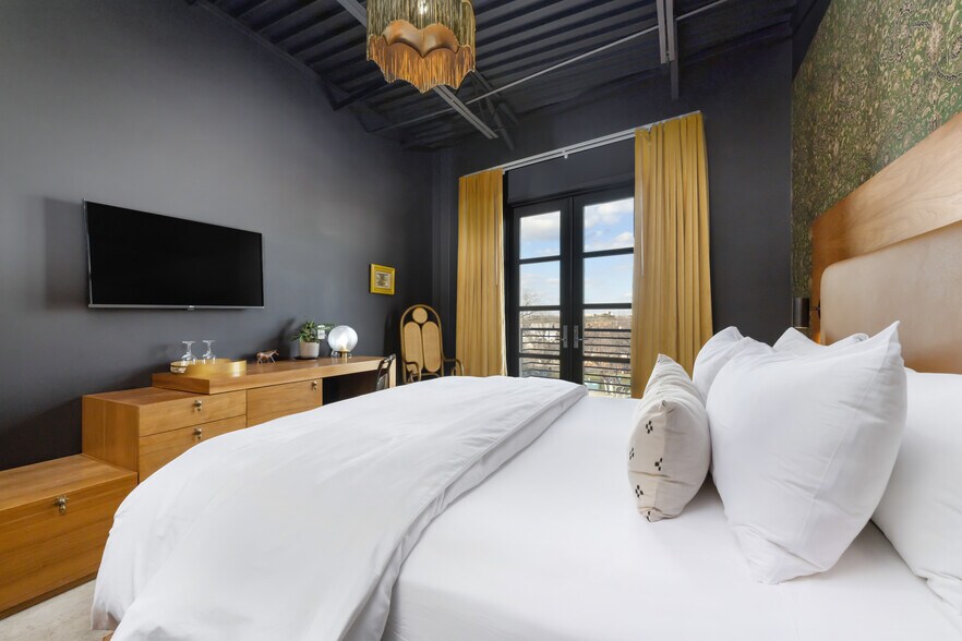 More Photos Of 1123 E 11th St, Austin Hotel For Sale