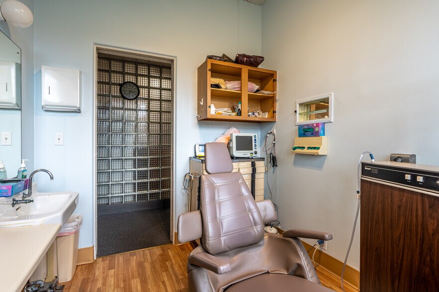 More Photos Of 430 W Stephenson St, Freeport Office For Sale