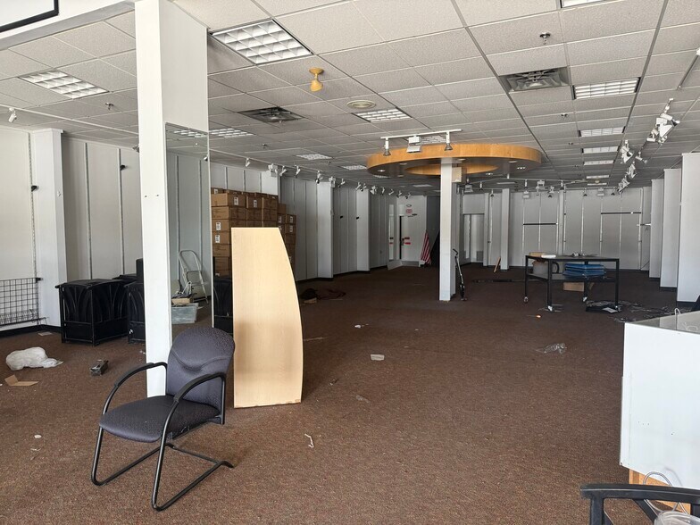 More Photos Of 283 US Route 1, Kittery General Retail For Lease
