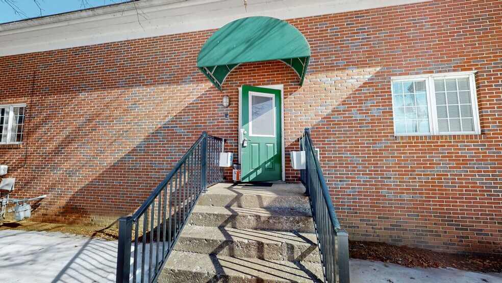 More Photos Of 1701 Spring St, Jeffersonville Medical For Sale