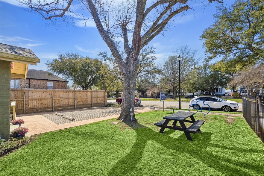 More Photos Of 638 Heights Blvd, Houston Office For Sale