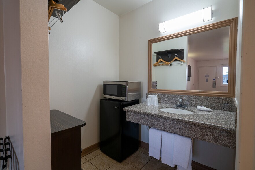 More Photos Of 840 S Indian Hill Blvd, Claremont Hotel For Sale