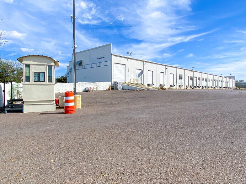 More Photos Of 801 Hallmark Dr, Laredo Warehouse For Lease