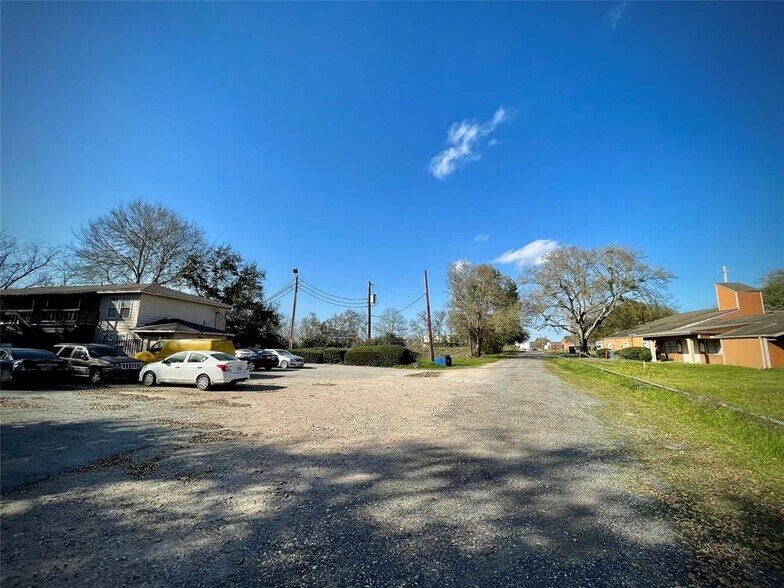 More Photos Of 2003 Phillips St, Prairie View Apartments For Sale