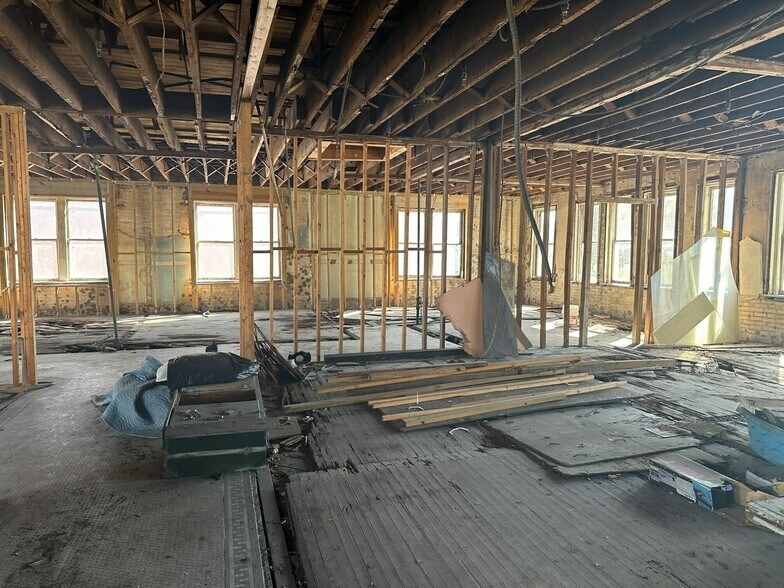 More Photos Of 104 E Main St, Lakeland Storefront Retail Office For Sale