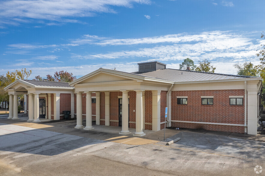 Primary Photo Of 1303 N Mound St, Nacogdoches Medical For Sale