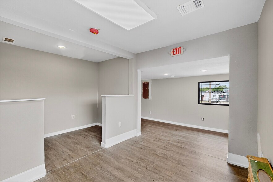 More Photos Of 3818 S Lancaster Rd, Dallas Showroom For Lease