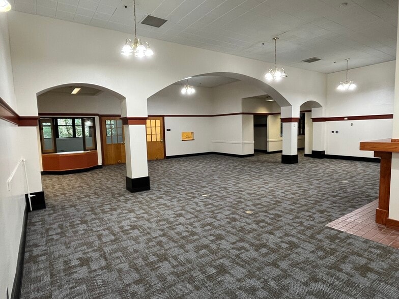 More Photos Of 7688 SW Capitol Hwy, Portland Specialty For Lease