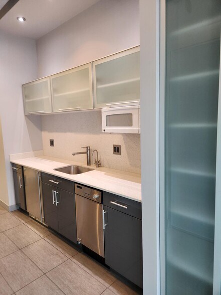 More Photos Of 2638 Patriot Blvd, Glenview Office For Lease