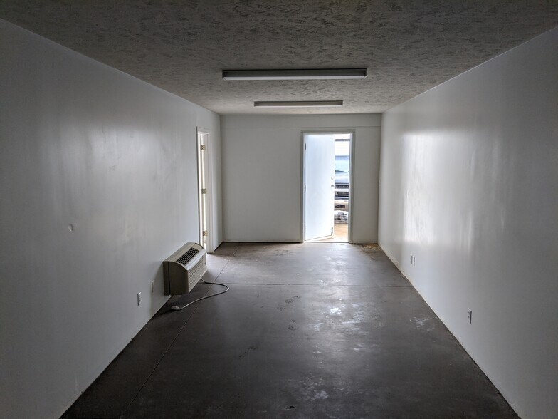 More Photos Of 11529-11531 Portal Rd, La Vista Warehouse For Lease