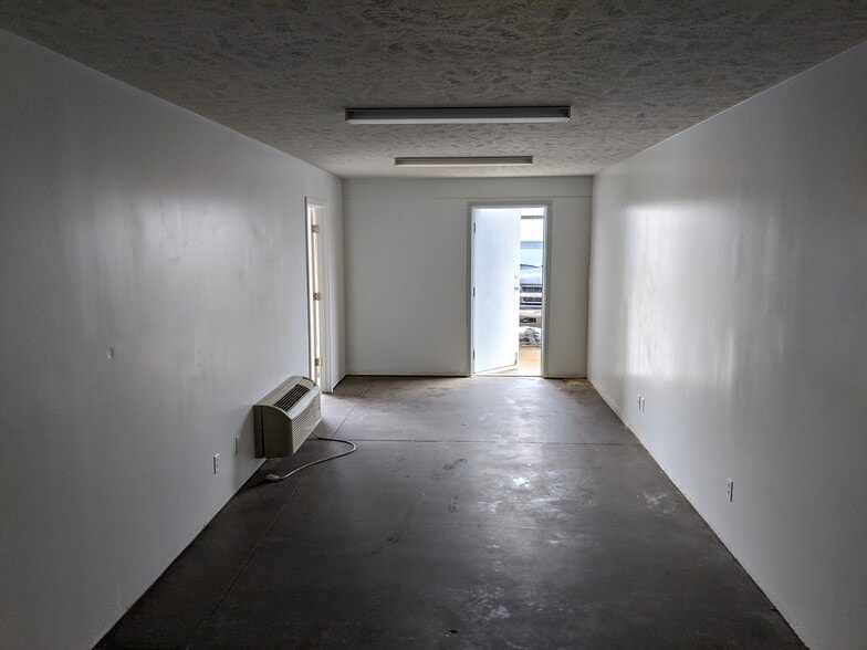 More Photos Of 11529-11531 Portal Rd, La Vista Warehouse For Lease