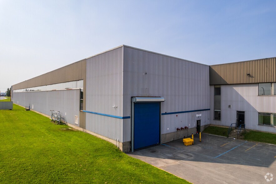 More Photos Of 2000 Rue Halpern, Montréal Distribution For Lease