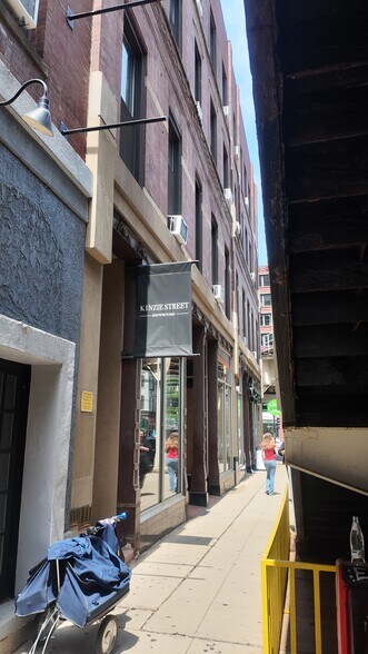 More Photos Of 400 N Wells St, Chicago Office For Lease