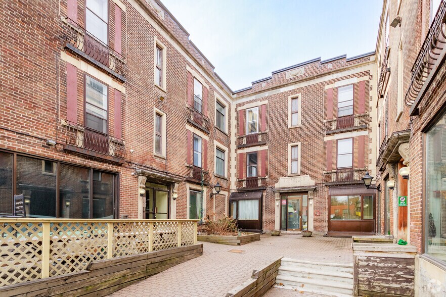 More Photos Of 5136 Boul Décarie, Montréal Apartments For Sale