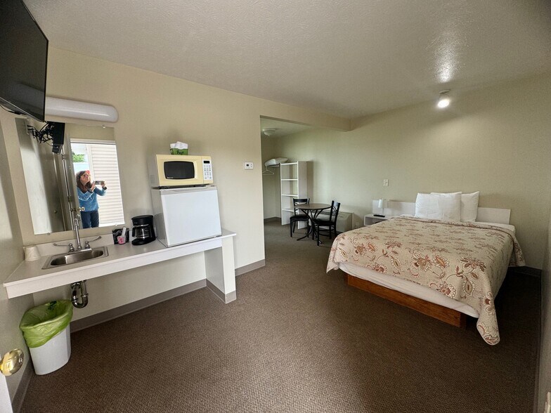 More Photos Of 214 S Main St, Lake City Hotel For Sale