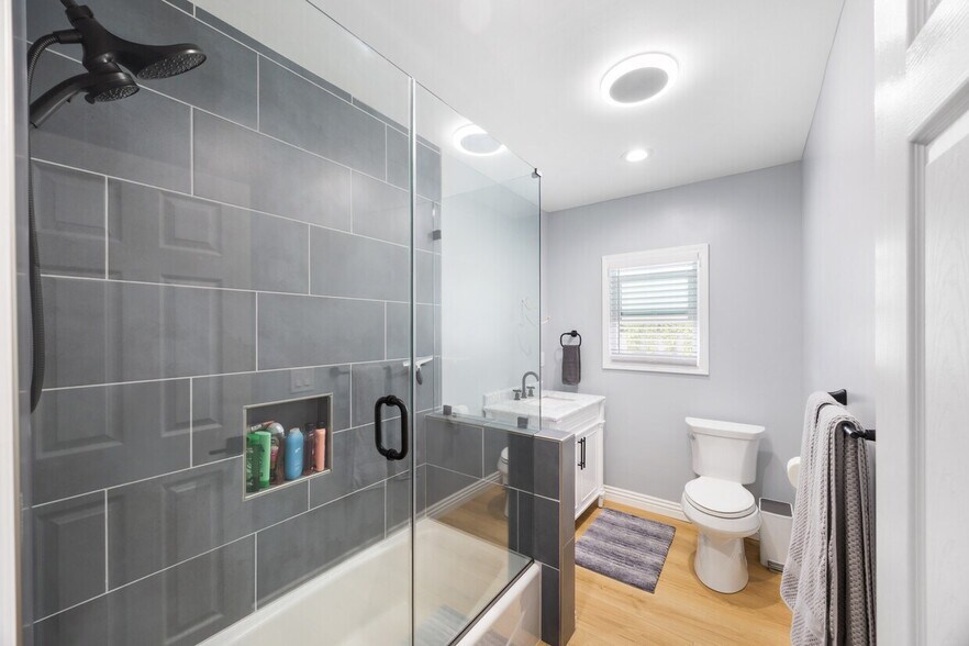 More Photos Of 14128 Paramount Blvd, Paramount Warehouse For Sale