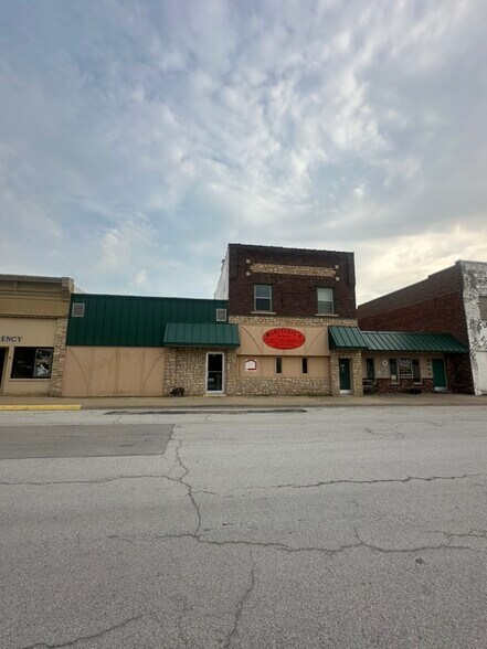 Primary Photo Of 418 E Washington St, Arma Storefront Retail Residential For Sale