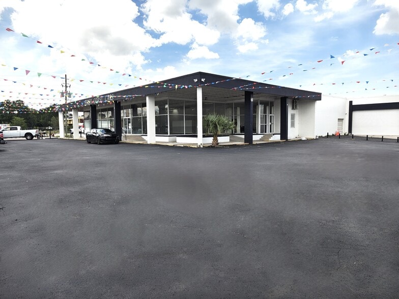 More Photos Of 3333 N Main St, Jacksonville Light Manufacturing For Lease