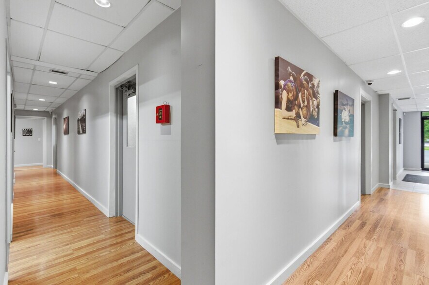 More Photos Of 7731 Traders Ln, Indianapolis Office For Sale