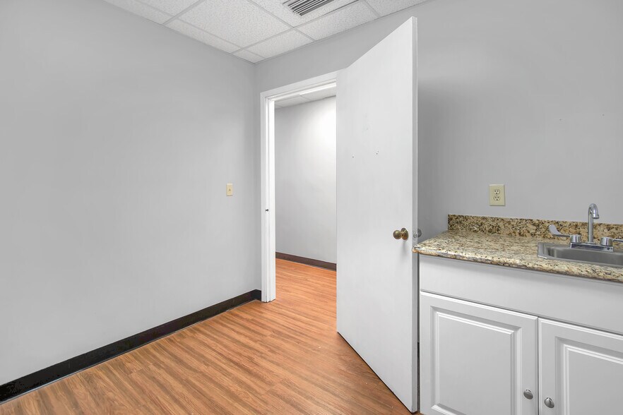 More Photos Of 949 Lane Ave S, Jacksonville Medical For Lease