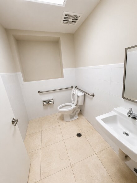 More Photos Of 201 N Ocean Dr, Hollywood Storefront Retail Office For Lease