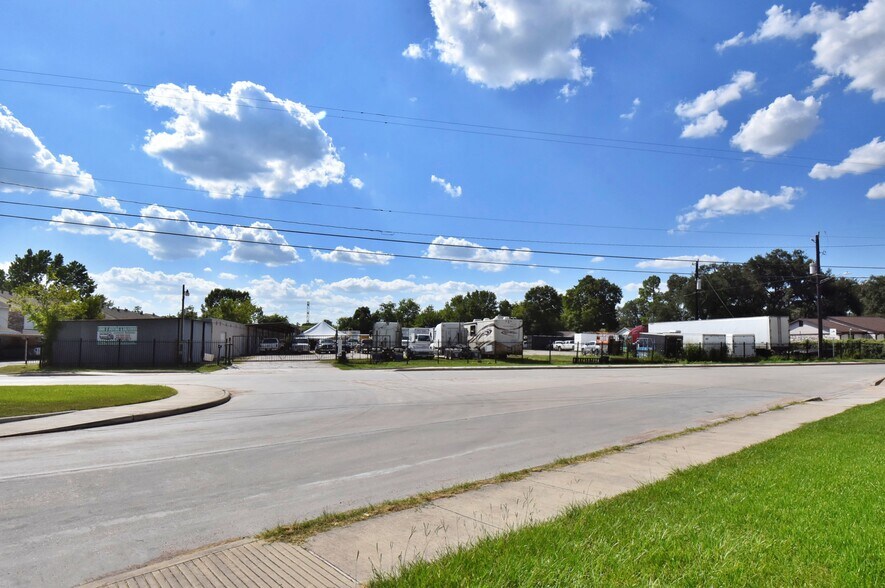 More Photos Of 1915 Sherwood Forest St, Houston Warehouse For Sale