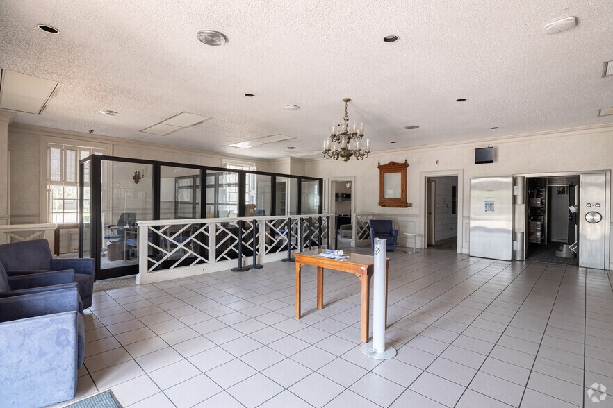 More Photos Of 2505 Abercorn St, Savannah Bank For Lease