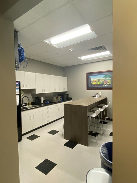 More Photos Of 412 E Parkcenter Blvd, Boise Office For Lease