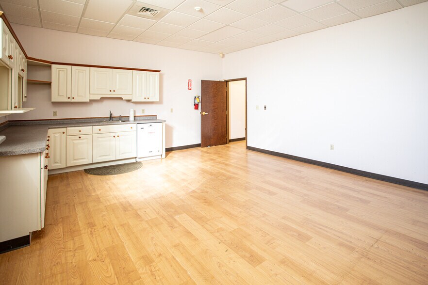 More Photos Of 439 State Rd, North Dartmouth Storefront For Lease