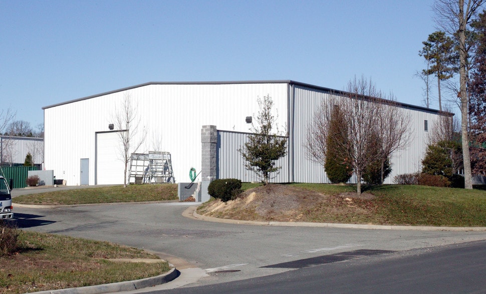 More Photos Of 12701 Oak Lake Ct, Midlothian Warehouse For Lease