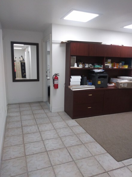 More Photos Of 5017 N Coolidge Dr, Tampa Warehouse For Lease